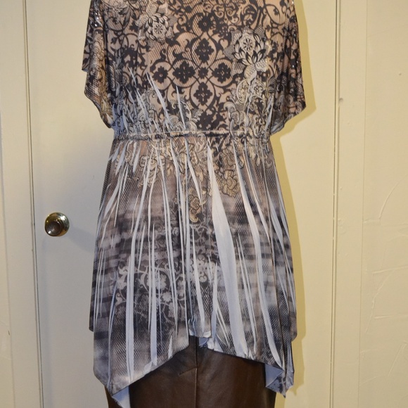 Ladies top - Picture 3 of 3